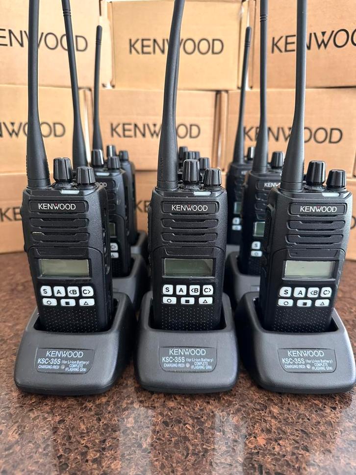 Kenwood NX-1300D-e2 Digitale portofoon + KSC-35s lader, Telecommunicatie, Portofoons en Walkie-talkies, Zo goed als nieuw, Ophalen of Verzenden