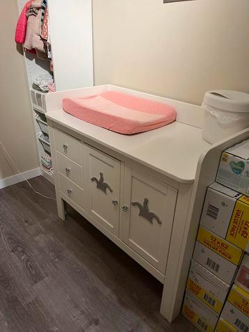 Gebruikte Commode met Opstaande Rand beschikbaar voor biedingen