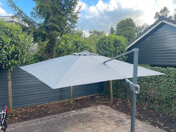 Garden Impressions Zweefparasol - Grijs, Tuin en Terras, Parasols, Zo goed als nieuw, Zweefparasol, 2 tot 3 meter, Kantelbaar