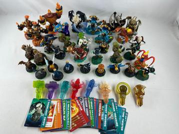 Skylanders partij 36 figuren en diverse extra's beschikbaar voor biedingen