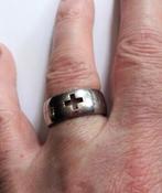 Zilverkleurig ring 2 open-gestanste kruisjes, Sieraden, Tassen en Uiterlijk, Ringen, 17 tot 18, Zo goed als nieuw, IJzer of Staal