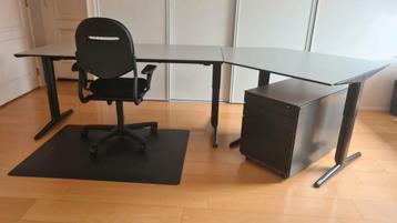 Prachtig ruim bureau Ahrend, kastje, bureaustoel en vloermat