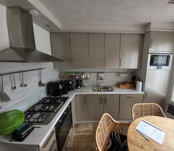 Moderne taupe/zandbeige hoogglans hoekkeuken GEDEMONTEERD, Huis en Inrichting, Keuken | Complete keukens, Zo goed als nieuw, Hoekkeuken