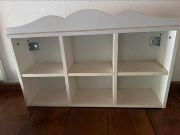 Kastje met vakken voor aan de muur
