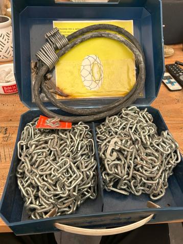 Sneeuwketingen merk konig zie foto,s beschikbaar voor biedingen