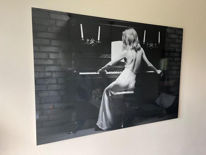 Prachtig dibond schilderij vrouw achter piano zwart wit, Antiek en Kunst, Kunst | Schilderijen | Modern, Ophalen