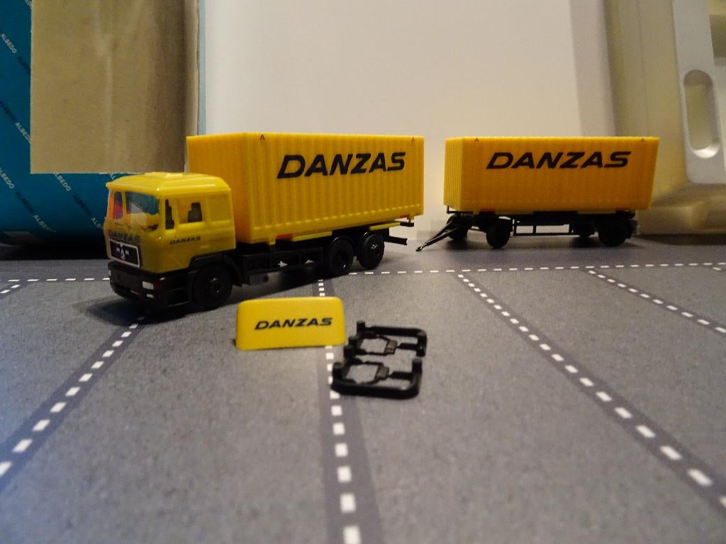 218 albedo herpa danzas man f90 combi afzetbak 1:87 truck, Hobby en Vrije tijd, Ophalen of Verzenden, Nieuw, Bus of Vrachtwagen