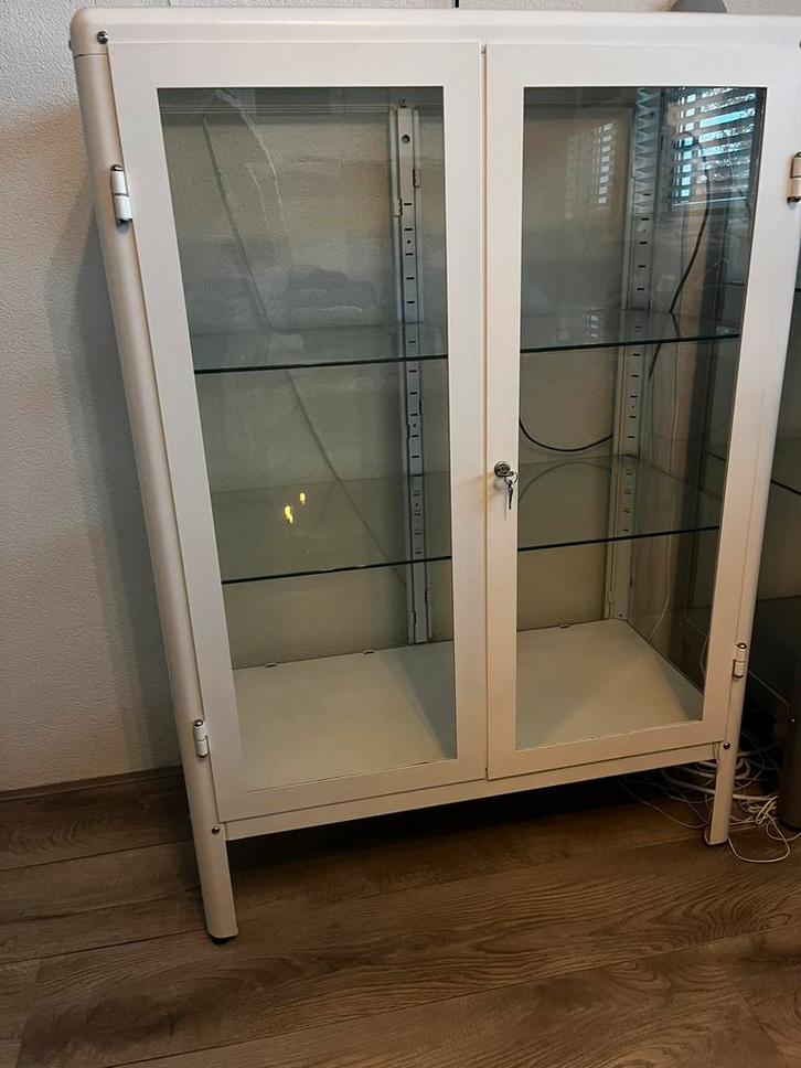 Twee Fabrikor Vitrine kasten Ikea, Huis en Inrichting, Kasten | Vitrinekasten, Zo goed als nieuw, Minder dan 100 cm, 50 tot 100 cm