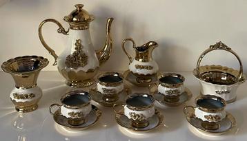 Gouden koffieservies met vaas en bonbonnière beschikbaar voor biedingen