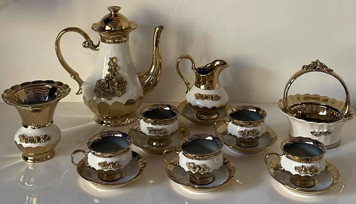 Gouden koffieservies met vaas en bonbonnière, Huis en Inrichting, Keuken | Servies, Zo goed als nieuw, Bord(en), Wedgwood, Aardewerk