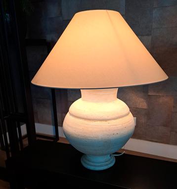 Lamp incl beige kleurige kap beschikbaar voor biedingen