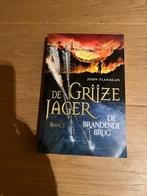 De grijze jager deel 2: De brandende brug, Boeken, Ophalen of Verzenden, Zo goed als nieuw, John Flanagan, Fictie