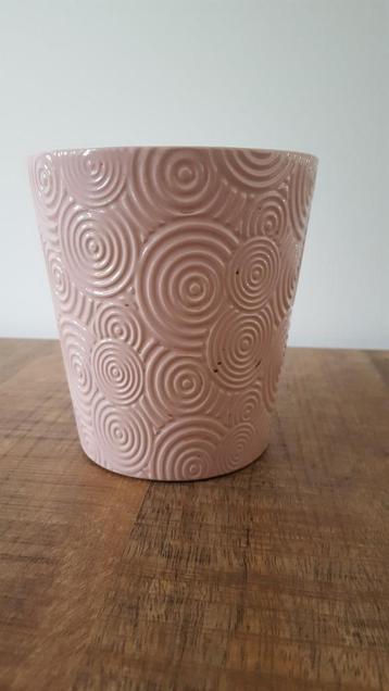 roze bloempot porselein 13,5 cm. hoog beschikbaar voor biedingen