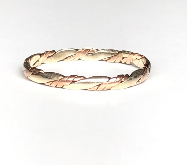 Gouden vintage ring gevlochten vriendschaps stapel maat 17,5, Sieraden, Tassen en Uiterlijk, Ringen, Zo goed als nieuw, Dame, 17 tot 18