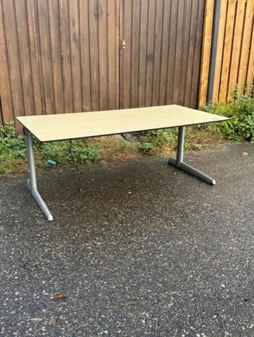 Partij Ahrend 500 zit/zit bureau 160x80cm (elektrische) beschikbaar voor biedingen