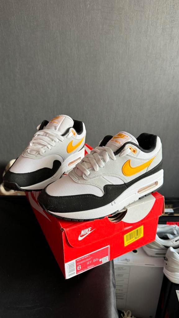 Nike Air Max 1 White University Gold - Size: 38.5EU, Kleding | Dames, Schoenen, Zo goed als nieuw, Sneakers of Gympen, Geel, Verzenden