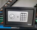 Kluis met codeslot met wandbevestiging., Ophalen, Zo goed als nieuw, Brandkast