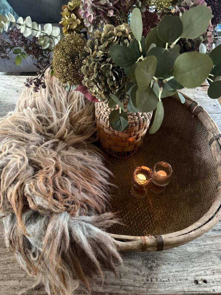 Landelijke, grote oude mand, schaal, riet, grijs, sobere, Huis en Inrichting, Woonaccessoires | Schalen en Manden, Gebruikt, Mand