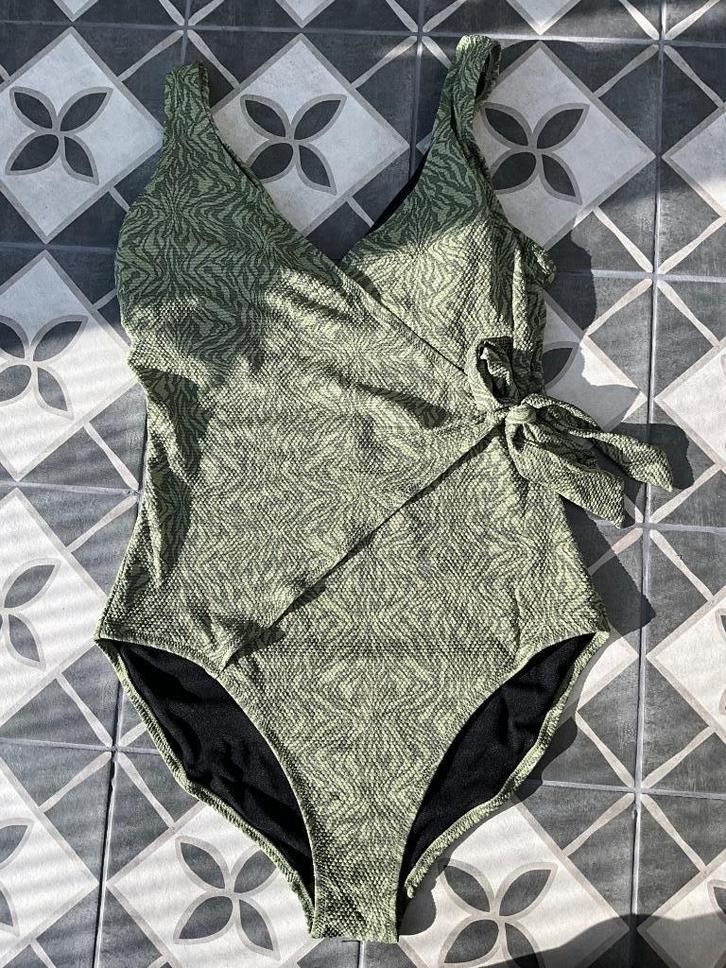 BEACHWAVE badpak met beugel 2 kleuren groen Maat 40C, Kleding | Dames, Badmode en Zwemkleding, Nieuw, Badpak, Groen, Ophalen of Verzenden