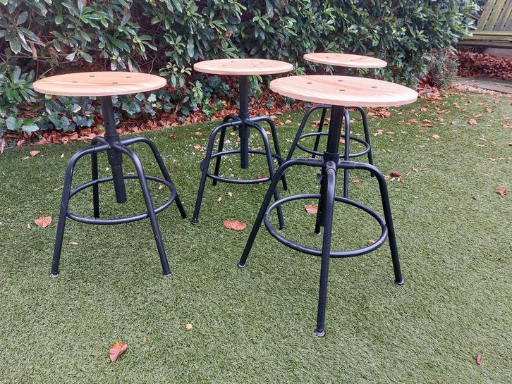 BARKRUKKEN / KRUKJES "KULLABERG IKEA" 4 STUKS NOG AANWEZIG., Huis en Inrichting, Barkrukken, Gebruikt, Hout, Metaal, 4 krukken