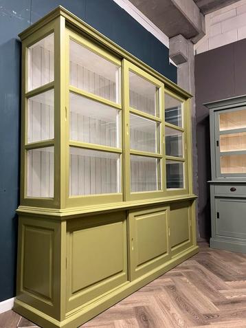 buffetkast / winkelkast /vitrinekast /servicekast beschikbaar voor biedingen