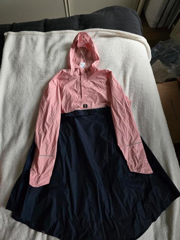 Btwin regenponcho fiets 900 in roze/marineblauw. Mt XS/S, Caravans en Kamperen, Regenkleding, Zo goed als nieuw, Regenponcho, Dames