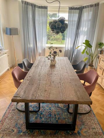 Zeer mooie eettafel gemaakt van eikenhouten wagonplanken beschikbaar voor biedingen