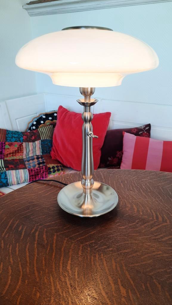 Prachtige tafellamp rvs voet melkglas kap,lees beschrijving, Huis en Inrichting, Lampen | Tafellampen, Zo goed als nieuw, Minder dan 50 cm