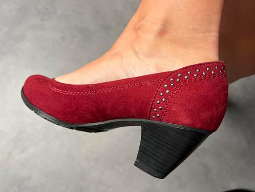 ZGAN Mooie rode Soft Line nubuck pumps met studs maat 39, Kleding | Dames, Schoenen, Zo goed als nieuw, Pumps, Rood, Ophalen of Verzenden