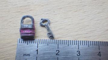 Poppenhuis: Hangslot en Sleutel beschikbaar voor biedingen