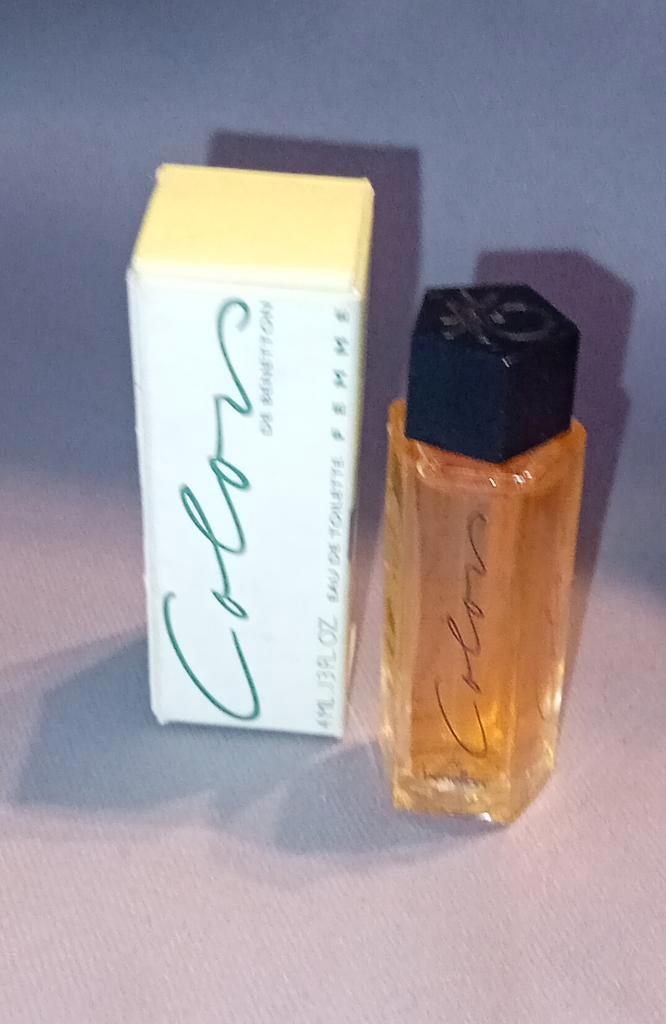 Volle parfum mini - Benetton colors + doosje, Verzamelen, Parfumverzamelingen, Zo goed als nieuw, Miniatuur, Gevuld, Ophalen of Verzenden