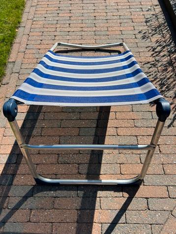 Crespo voetenbank blauw beschikbaar voor biedingen