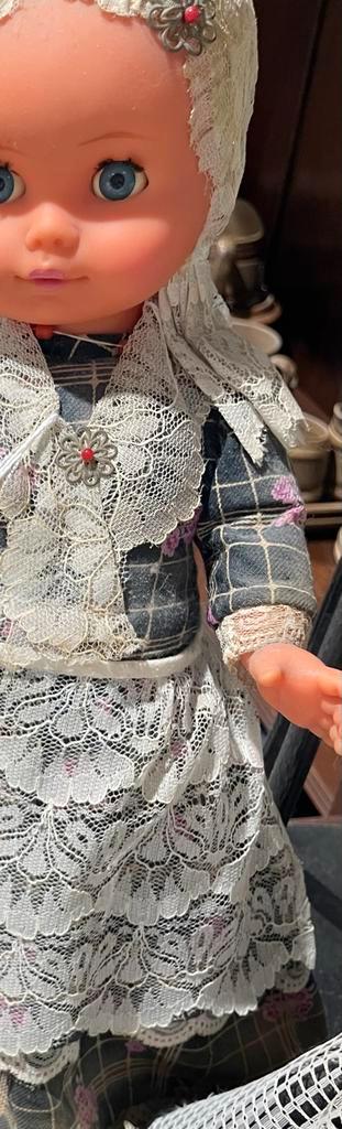Oude antieke Vintage Poppen met Kant Kleding beschikbaar voor biedingen