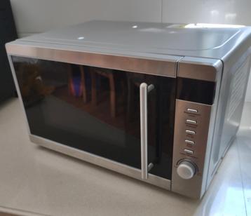 Vrijstaande combi magnetron beschikbaar voor biedingen