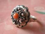Royale Zilveren Zeeuwse Ring met bloedkoraal 1958-1974, Ophalen of Verzenden, Zo goed als nieuw, 17 tot 18, Met edelsteen
