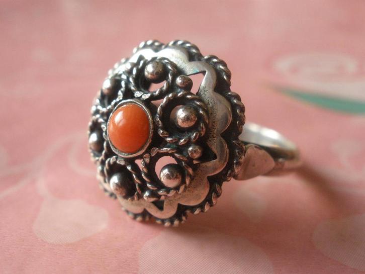 Royale Zilveren Zeeuwse Ring met bloedkoraal 1958-1974, Sieraden, Tassen en Uiterlijk, Ringen, Zo goed als nieuw, Dame, 17 tot 18