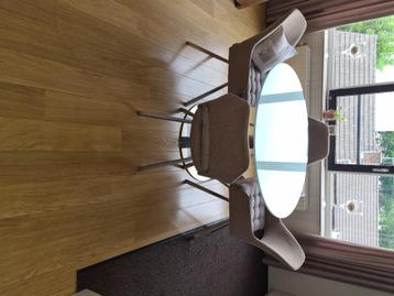 4 keukenstoelen te koop inclusief eettafel beschikbaar voor biedingen