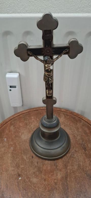 staand kruis met corpus beschikbaar voor biedingen