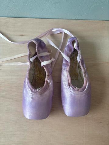 Paarse lila ballet spitzen gedragen beschikbaar voor biedingen