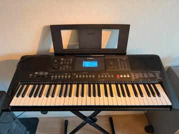 Yamaha PSR-E463 in zeer goede staat incl keyboard standaard beschikbaar voor biedingen