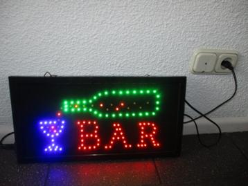 Neon verlichting Cocktail bar beschikbaar voor biedingen