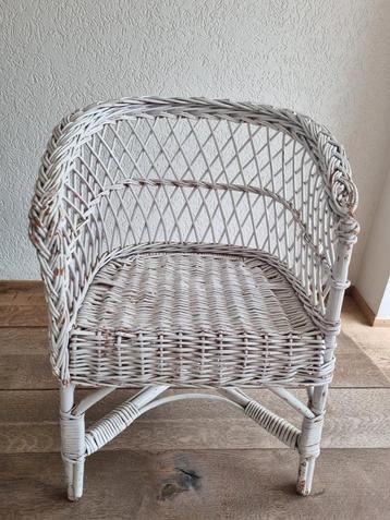 Rotan stoeltje beschikbaar voor biedingen