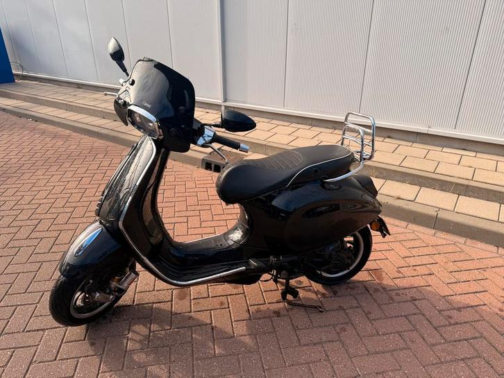 Vespa sprint (zwart) 80cc, 60km/u met 4872km op de teller, Fietsen en Brommers, Scooters | Vespa, Gebruikt, Vespa S, Maximaal 45 km/u