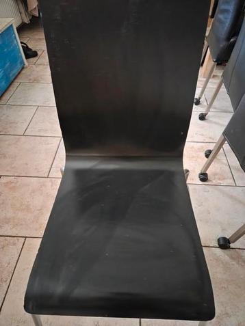 4 zwarte stoelen  beschikbaar voor biedingen