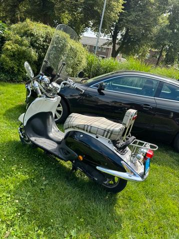 Retro scooter Iva beschikbaar voor biedingen