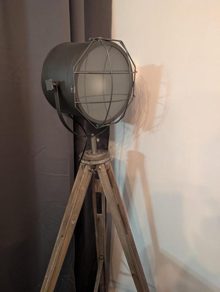 Industriële vloerlamp met houten statief, Huis en Inrichting, Lampen | Vloerlampen, Zo goed als nieuw, 150 tot 200 cm, Metaal