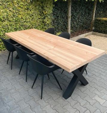 Stijlvolle en robuuste Douglas tuintafel – volledig op maat beschikbaar voor biedingen