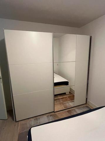 Closet available for pick up 19 Dec / dismantling required beschikbaar voor biedingen