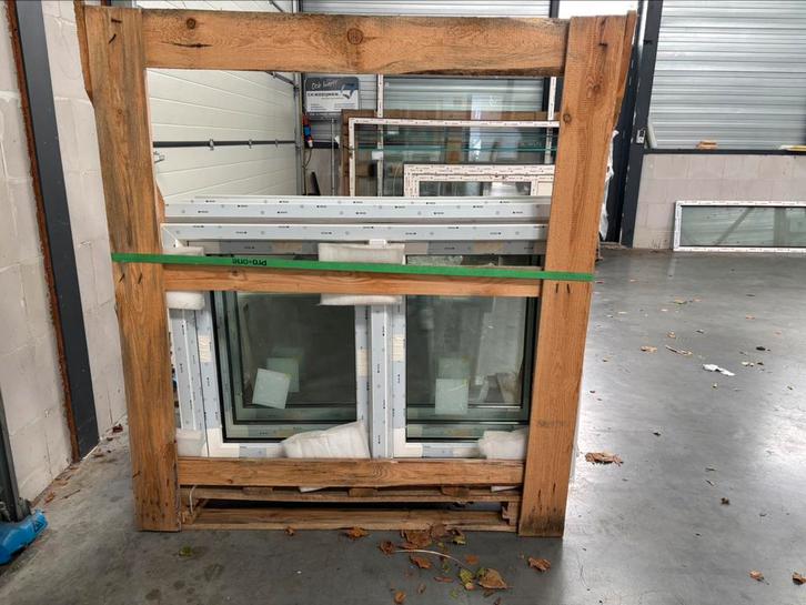 Nieuwe kunststof kozijnen wit houtnerf met glas en inzethor, Doe-het-zelf en Verbouw, Kozijnen en Schuifpuien, Nieuw, Raamkozijn