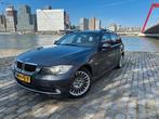 BMW 320i HIGH EXE/KEYLESS ENTRY&GO/PANO/XENON/NAVi/LEER/APK!, Automaat, Euro 5, 1995 cc, Zwart